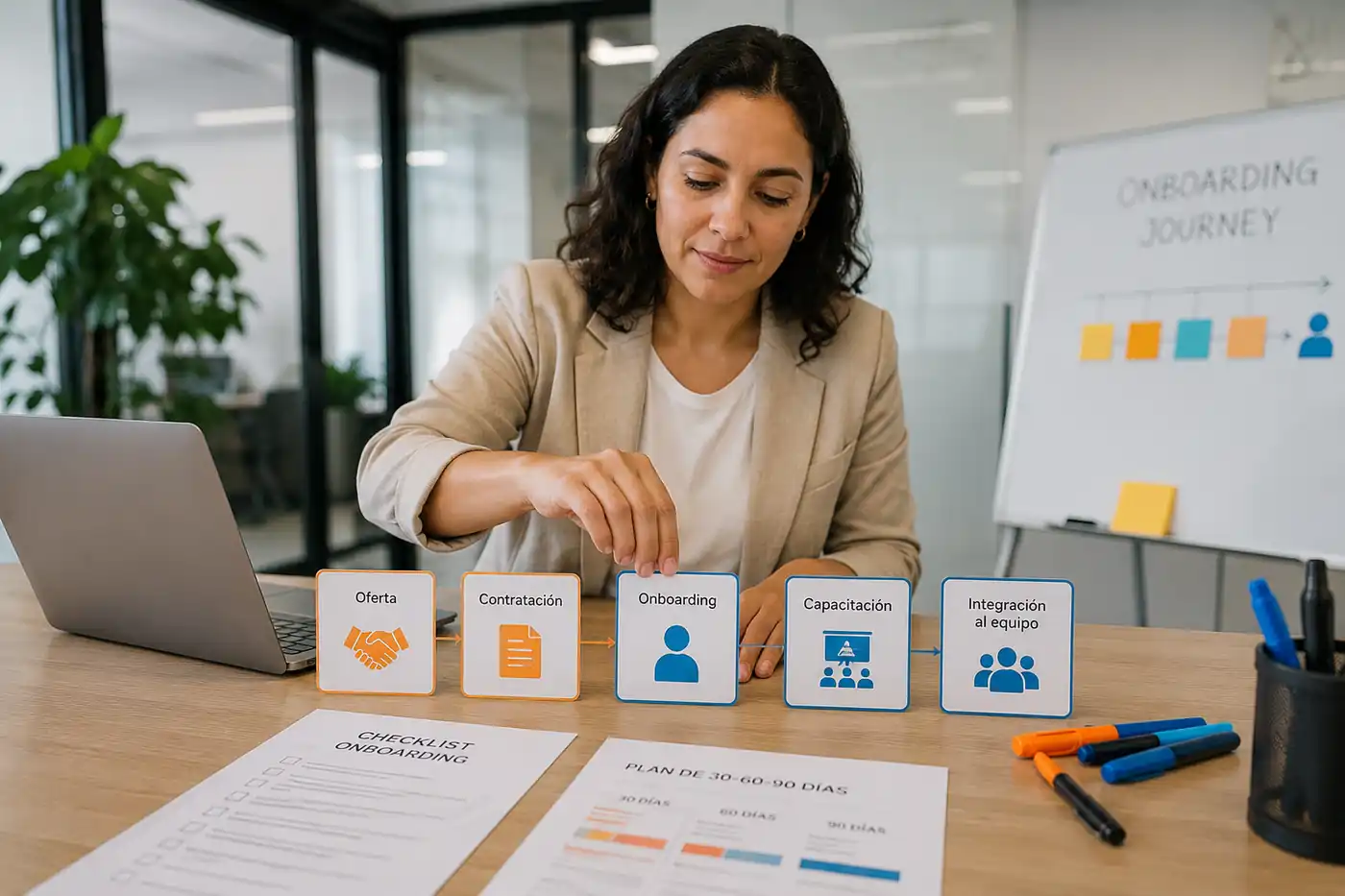 Consultora ordenando las etapas de oferta, contratación, onboarding y capacitación